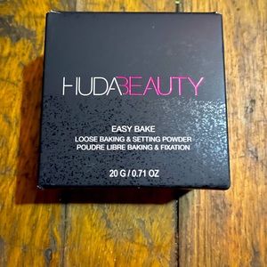 LAST ONE!! NIB!! HUDA BEAUTY EASY BAKE LOOSE BAKING AND SETTING POWDER (CUPCAKE)